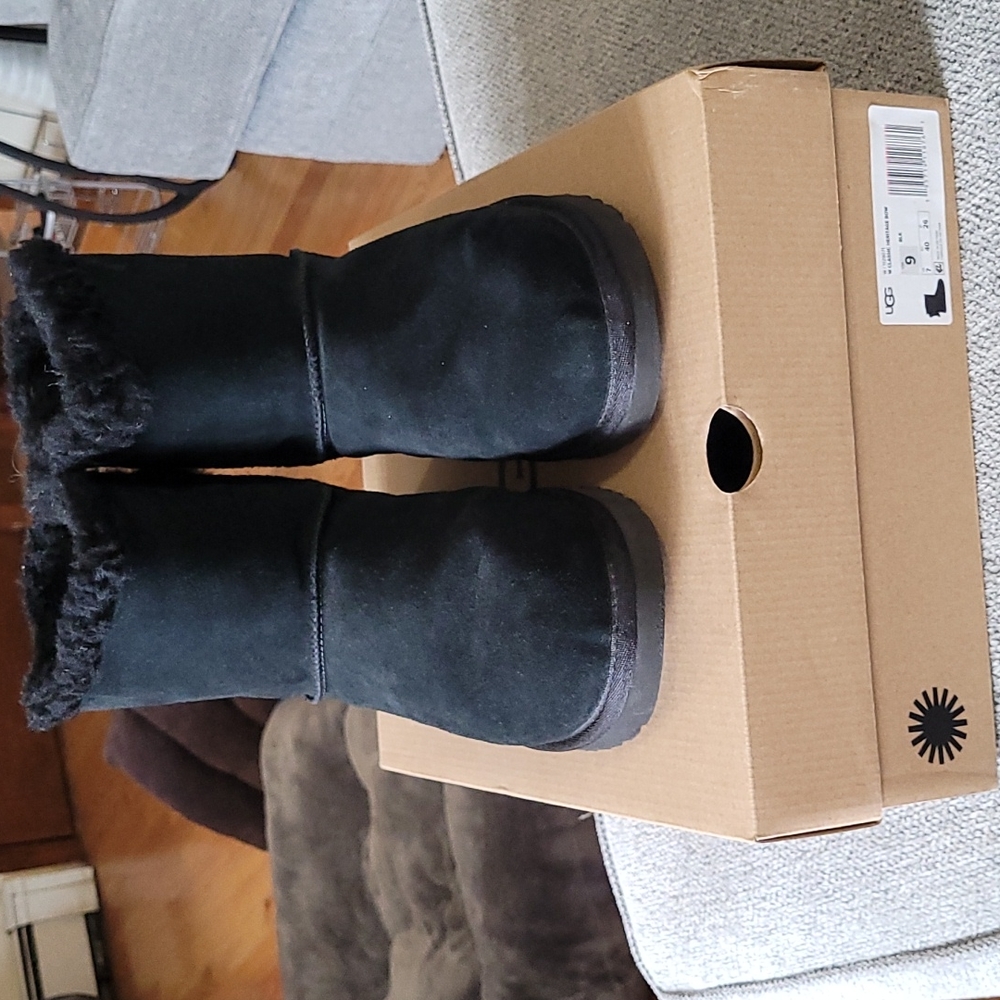 Ugg fluff bow mini Size 9 black